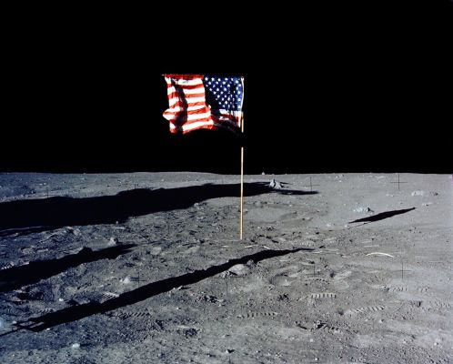 AS 11-40-5905 - The Flag
...è chiaro che poi ci si deve chiedere a quali fini le immagini vengono selezionate ed analizzate. A nostro modo di vedere, laddove lo scopo che si persegue è di pura ricerca (scientifica o para-scientifica), l'immagine non andrebbe mai toccata. O almeno, se il Ricercatore desidera elaborarla lo può certamente fare, ma bisogna sapere (e dire) che il risultato dell'elaborazione, qualunque esso sia, diventa una "interpretazione" dell'immagine e quindi solo una delle possibili interpretazioni della Verità.
Parole chiave: Postcards from the Moon