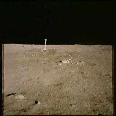 AS 11-40-5907 - Moonscape from below (1)
Questo frame, come altri simili, potrebbe sembrare falso perchè, si dice, sembra che l'orizzonte sia "limitato". Non c'è "senso di fuga" della prospettiva: l'immagine appare piatta e l'orizzonte molto vicino (certo non a km e km di distanza). Noi crediamo - come ci hanno confermato alcuni Esperti della NASA - che questo dipenda dal fatto che la zona di allunaggio non fosse proprio piana, anzi. 
E' evidente che la presenza di avvallamenti e gibbosità modifica, per l'Osservatore, la visione dell'orizzonte.
Parole chiave: Moonscapes