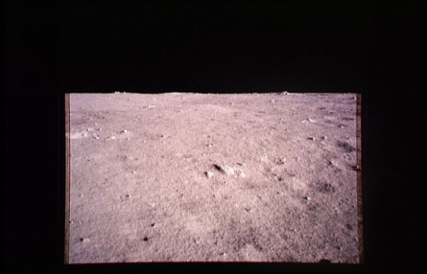 AS 11-40-5908 - Moonscape from below (2)
Un esempio: se scattiamo la fotografia di una pianura dalla sommità di un dosso ne conseguirà una visione "profonda" del panorama. Ma se ci posizioneremo nel punto "più basso" di un avvallamento per fotografare la stessa pianura, allora sarà possibile che il nostro orizzonte risulti (per chi guarda la fotografia) molto più breve.
Il limite dell'orizzonte, in tal caso, sarà dato dal margine superiore dell'avvallamento. Provate!
Parole chiave: Moonscapes
