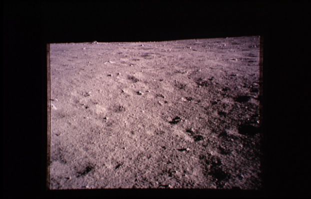 AS 11-40-5909 - Moonscape from below (3)
Questa ripresa dell'orizzonte Lunare avviene dall'interno di un cratere. Ne consegue che l'immagine che ne deriva è "schiacciata": l'orizzonte si accorcia. Pensate, invece, alle immagini scattate all'orizzonte dall'interno del LM (che costituisce un punto decisamente ALTO rispetto al suolo): in quelle immagini l'orizzonte si "allunga" e si percepisce l'effetto di "fuga" determinato dalla prospettiva.
Parole chiave: Moonscapes