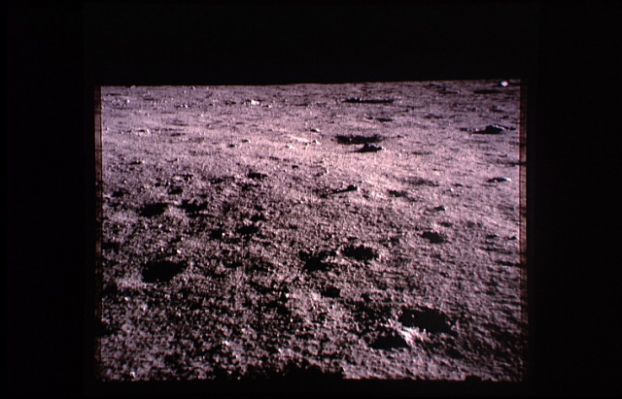 AS 11-40-5910 - Moonscape from below (4)
In questa immagine, come nelle successive, il punto di ripresa utilizzato dall'astronauta è un punto "basso" rispetto all'orizzonte. 
La conseguenza di ciò - eclatante in alcuni casi - è che tutte le foto sembrano evidenziare un "orizzonte corto". 
Qualcuno ha anche detto che l'orizzonte vero e proprio, sempre ben visibile, è stato deliberatamente (ed artificiosamente) oscurato. 
Noi non crediamo che questo sia possibile.
Parole chiave: Moonscapes