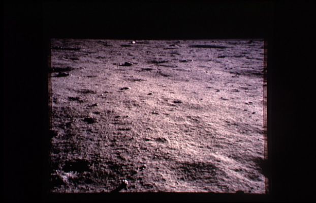 AS 11-40-5911 - A sparkling stone
Questa immagine riprende e continua la panoramica iniziata con il frame 5907. Nulla di particolare da segnalare se non quel piccolo masso, quasi al centro dell'immagine, in alto, a ridosso dell'orizzonte.
La curiosità è data dalla brillantezza del macigno, quasi fosse ricoperto di cristalli. Probabilmente si tratta solo di una roccia particolarmente liscia e levigata che "scherza" con i raggi del Sole ancora basso sull'orizzonte.
Parole chiave: Moonscapes