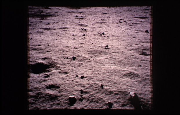 AS 11-40-5912 - Moonscape
Un particolare del terreno su cui gli astronauti si muovono. Polveroso, ricoperto di rocce di piccole e medie dimensioni (forse degli "ejecta", ossìa dei frammenti di roccia schizzati in tutte le direzioni a seguito di un impatto meteorico), ricco di crateri e di gibbosità. E' in immagini come questa che è facile andare a cercare "sassi strani" che possono ricordare utensili rudimentali o manufatti veri e propri.
Parole chiave: Moonscapes