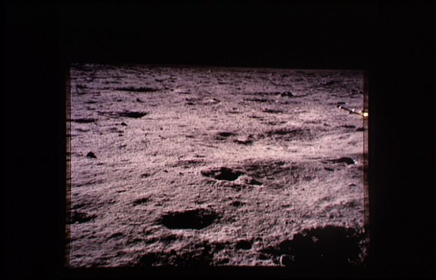 AS 11-40-5913 - Moonscape
La panoramica continua: a Dx dell'immagine incomincia ad intravedersi il LM. La stranezza di questa come di altre immagini appartenenti alla medesima panoramica non è, a nostro avviso, nell'apparente "orizzonte corto" quanto, piuttosto,  nella "sfumatura" che sembra avvolgere l'orizzonte stesso (come se ci fosse una nebbia scura ad avvolgerlo). Probabilmente stiamo parlando di un effetto derivante dall'"età" del film originale.
Parole chiave: Moonscapes