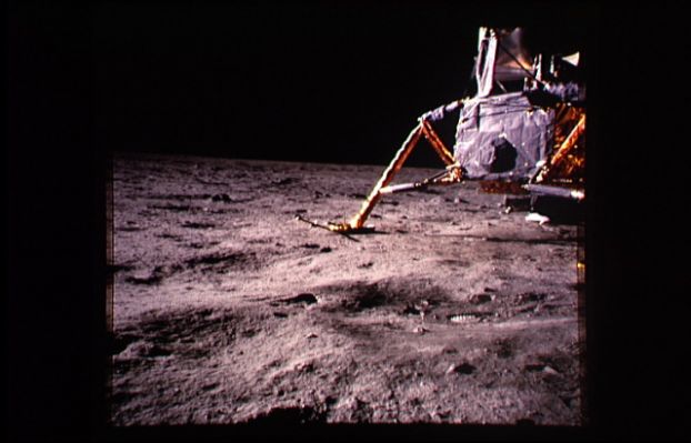 AS 11-40-5914 - The Lunar Module - LM - (1)
la critica rivolta a questa immagine è di facile intuizione: l'orizzonte dietro al LM "sembra" troppo vicino per essere vero. Abbiamo chiesto al Curatore dell'Apollo Space Catalog qualche chiarimento in merito e la risposta è stata, molto in breve, questa:"...l'astronauta che ha scattato la fotografia si trovava in un piccolo avvallamento a circa 5/6 metri dal LM. Lo schiacciamento dell'immagine è una conseguenza di questa situazione...". Categorico ma credibile e plausibile. Voi che ne dite?
Parole chiave: LM