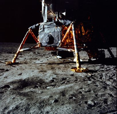 AS 11-40-5915 - The Lunar Module - LM - (2)
Una bellissima immagine che ci dice tante cose. 
In primo luogo che sembra visibile, al di sotto del LM, una bruciatura del terreno ed un piccolo cratere scavato, con ogni probabilità, dal propulsore principale durante le operazioni di decelerazione ed in fase di allunaggio. Inoltre l'orizzonte sembra essere "profondo al punto giusto". 
Nel lato in ombra si possono intravedere alcuni particolari del LM (il che confermerebbe l'esistenza di una sorta di "illuminazione indiretta"). Non c'è polvere.
Parole chiave: LM
