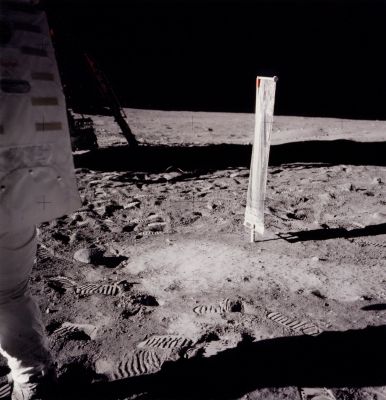 AS 11-40-5916 - A lonely star in the sky? (1) HR
Un'immagine HR che evidenzia la presenza - forse - di uno "star-like" object, assieme a tanti piccoli difetti del film. 
Occorre osservare il frame nella sua interezza per notare il particolare (piuttosto in alto, fra lo strumento di misurazione del vento solare e quasi a ridosso della gamba Sn del LM). 
Grazie a questo frame - più unico che raro - si può cogliere con chiarezza la differenza esistente fra "difetti tipici del film" (ivi: "graffi e puntini bianchi") ed oggetti reali (forse una stella).
Parole chiave: Moonscapes