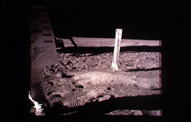 AS 11-40-5916 - A lonely star in the sky? (2)
Lo stesso frame, in versione non HR. 
Come si sa, il "quality enhancement" dell'immagine può consentire l'individuazione di particolari nascosti ma può anche - e spesso lo fa - ingannare. 
In questo specifico caso l'Alta Risoluzione ci ha fatto vedere qualcosa che altrimenti non avremmo visto. Forse. 
O forse è stata proprio l'Alta Risoluzione (al pari di qualsiasi "heavy processing") a "creare" il puntino luminoso che sembra una stella.
Nel dubbio, questa foto la lasciamo con valutazione "pending"
Parole chiave: Moonscapes