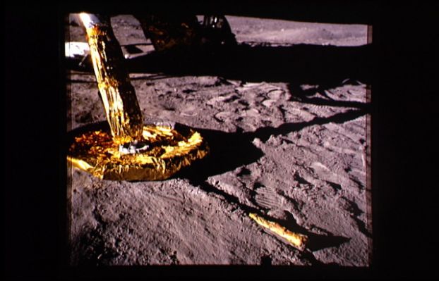 AS 11-40-5917 - The search for dust (1)
La polvere Lunare, che Armstrong dice essere "...così appiccicosa che pare attaccarsi dappertutto..." non riesce, decisamente, a fare presa sulle gambe del LM. Anzi, se guardate bene, potrete notare che pure quell'asta metallica che, partendo dal "piede" del LM, si protende verso la superficie (ma in parte rimane sepolta) sembra totalmente refrattaria alla polvere Lunare. Questo è davvero un fatto curioso e molto contraddittorio...Ma procediamo.
Parole chiave: Moon dust