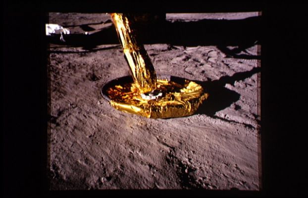 AS 11-40-5918 - The search for dust (2)
Un dettaglio ravvicinatissimo di uno dei "piedi" del LM (detti anche "padelle"). Non c'è ombra di polvere Lunare da nessuna parte, almeno in apparenza. In realtà, la polvere venne sollevata al momento dell'allunaggio, quando il propulsore posto al di sotto del LM venne attivato per frenare la discesa. Sulla Luna non c'è aria e non c'è atmosfera. L'attrazione gravitazionale è estremamente bassa e dunque - almeno in teoria - i grani di polvere "colpiti" dal getto del dispositivo (chiamiamolo) "di frenata"...
Parole chiave: Moon dust