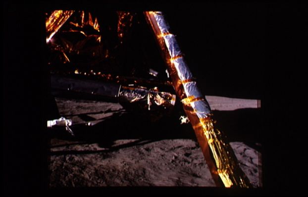 AS 11-40-5919 - The search for dust (3)
...potrebbero essere stati semplicemente "scagliati" via dal punto esatto di allunaggio del LM lungo traiettorie lineari, senza possibilità (mancando l'aria) che si verificassero "mulinelli" e, quindi, fenomeni di cd. "risucchio". 
Anche l'eventualità che una parte delle polveri sollevate durante le operazioni di frenata ed allunaggio rimanesse "in sospensione" per un pò di tempo e poi si depositasse sulle gambe e sui piedi del LM - ci hanno detto dalla NASA - sono pari a ZERO.
Se questo è vero, allora...
Parole chiave: Moon dust