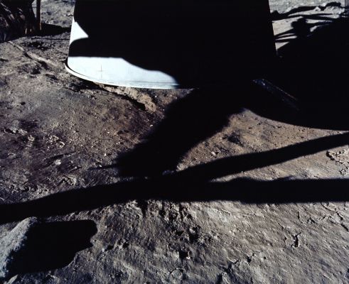 AS 11-40-5921 - The "crater" and the "burnings" (1)
Dettaglio della zona sottostante il LM: in primo piano il propulsore a razzo per la frenata. Si può vedere chiaramente una zona, al di sotto di esso, che sembra completamente bruciata ed un leggero affossamento esattamente sulla verticale del getto frenante. 
Una delle fotografie "false" citate da Bill Kaysing raffigurava proprio questa zone al di sotto del LM, ma non si vedevano nè "bruciature", nè "affossamento/cratere". Allora qual'è la foto falsa: questa o quella usata dal Sig. Kaysing nel suo libello?
Parole chiave: LM