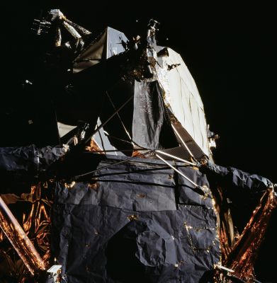 AS 11-40-5922 - The Lunar Module
Una bellissima immagine del LM, inquadrato dal basso, così da farlo apparire "imponente". In realtà, se c'è qualcosa che ci ha colpito guardando questo frame, è stata l'apparente "fragilità" del LM. Non sembra, infatti, ad uno sguardo attento, una struttura proprio maestosa, impenetrabile ed indistruttibile. Anzi, sembra proprio il contrario... I fatti, però, dicono che noi abbiamo torto e che il LM ha fatto sempre e pienamente (ed in sicurezza!) il proprio dovere.
Meglio così...
Parole chiave: LM