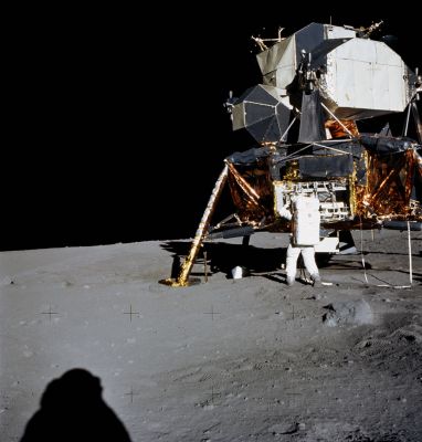 AS 11-40-5928 - What happened to the horizon? (2)
...ci ha fornito tutti i dati tecnici relativi a questa serie di immagini, ivi inclusa l'indicazione circa l'esistenza o meno, dal punto di vista dell'astronauta che fotografava, di zone "affossate" o di "gibbosità" (ossìa di rilievi e dossi o di piccole depressioni nel terreno). 
Ebbene tutto combacia a meraviglia con le riflessioni che avevamo già svolto e che abbiamo richiamato. 
Però...C'è un "però". 
E non è un "però" di origine tecnica o scientifica, tutt'altro. 
Abbiamo già detto che, dopo aver..
Parole chiave: LM & HORIZON