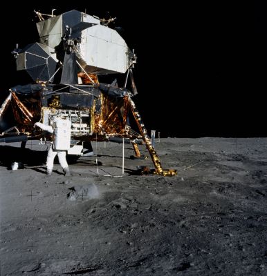 AS 11-40-5929 - What happened to the horizon? (3)
...letto ed analizzato migliaia di immagini ci si fa un certo "occhio". 
E' normale. 
E l'occhio, in questo frangente, è un elemento che non ha nulla di scientifico - penso sarete d'accordo - ma che tuttavia "va tenuto nel giusto conto". 
Ebbene il mio "occhio" (e quello degli Associati che rappresento) dice, pur rispettando al massimo quanto dettoci da uno dei Curatori dell'Apollo Space Catalog, che queste immagini sono, purtroppo, molto probabilmente, false (rectius: alterate). 
Sappiamo che questo non è un modo scientifico di procedere, ma esiste una "linea guida...
Parole chiave: LM & HORIZON