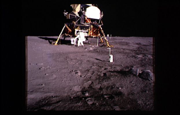 AS 11-40-5931 - What happened to the horizon? (6)
...frames alla ricerca di "segni evidenti" di una loro "manipolazione e/o alterazione originale", ma non abbiamo rilevato nulla. 
Eppure, a parte le (ormai consuete) differenze di colorazione (che pure confondono paesaggio ed idee), non sembra che le fotografie siano state deliberatamente alterate allo scopo di nascondere qualcosa. 
Secondo noi, viste tutte, AS 11-40-5928 è l'immagine che meno ci convince. 
Provate Voi ad analizzarla ed a comunicarci risultati, fatti ed opinioni: sono tutti e tutte benvenute.
Parole chiave: LM & HORIZON