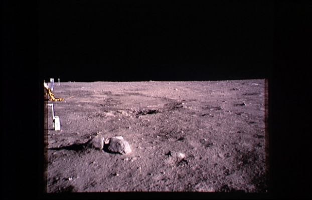 AS 11-40-5932 - Boulders
Una bella immagine con due massi di medie dimensioni in primo piano, parte del LM a Sn (assieme a qualche attrezzatura) e poi una visione dell'orizzonte Lunare. 
Non c'è nessun dettaglio particolarmente interessante da approfondire, ma l'importanza di queste foto "dull" è fondamentale: esse ci aiutano a familiarizzare con l'estraneità e la novità del paesaggio Lunare. 
Esse ci aiutano ad acquisire non solo una certa conoscenza dei luoghi, delle loro caratteristiche superficiali e di alcune...
Parole chiave: Moonscapes