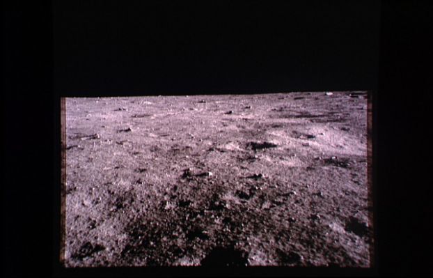AS 11-40-5933 - Moonscape
...delle attività svolte su di essi. 
Queste immagini aiutano l'Osservatore curioso ed il Ricercatore che inizia la propria carriera a "farsi l'occhio". 
Infatti, una volta acquisita una conoscenza di base anche minima delle aree della Luna da studiare (e questa conoscenza si può avere solo in due modi: o andandoci di persona - e ci vorranno ancora molti anni prima che ciò diventi possibile... - o leggendo ed osservando) diventa relativamente semplice notare ed apprezzare, quasi "istintivamente"...
Parole chiave: Moonscapes