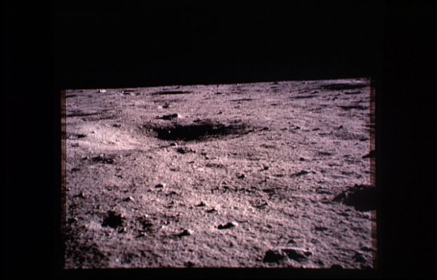 AS 11-40-5934 - Craters
...l'esistenza di anomalie (ivi nel senso più ampio del termine) quali: la variazione di colore dei luoghi, il cambio degli angoli di ripresa delle immagini, i dettagli "curiosi" (quali le variazioni di paesaggio su paesaggi che, per loro natura, dovrebbero rimanere immoti nei millenni) sino a giungere alle Anomalie vere e proprie.
Certo, avevamo detto in precedenza che se si tende a cercare con troppo zelo si rischia di finire con il trovare sempre qualcosa (che, spesso, risulta totalmente irrilevante)...
Parole chiave: Moonscapes