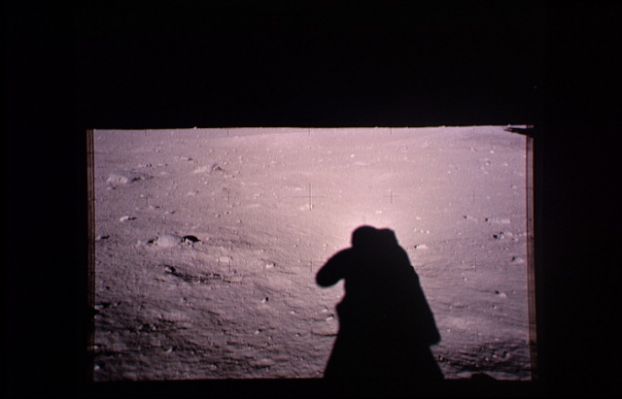 AS 11-40-5941 - What happened to the horizon? (7)
Questa immagine, molto simile ad AS 11-40-5930, ci dice (grazie ai dati fornitici dai Curatori dell'Apollo Space catalog) che l'astronauta che scatta la fotografia si trova all'interno di un avvallamento di modeste dimensioni. 
Il che, quindi, lo porrebbe in un "punto basso" non solo rispetto al LM ma anche, se dopo il LM ci fosse - a distanza di qualche decina di metri - un altro pendìo, rispetto all'intero orizzonte Lunare.
E questa è l'unica (crediamo) possibile spiegazione per accettare l'estrema brevità dell'ombra del LM.
Parole chiave: LM & HORIZON