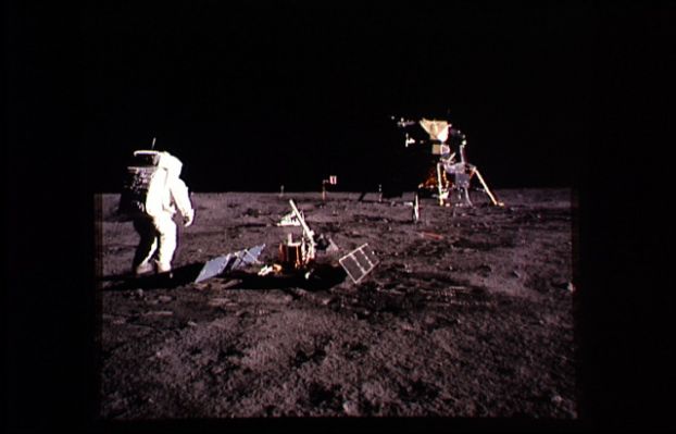 AS 11-40-5948 - Working around the LM (3)
...un buon affare. 
Ma non lo è neppure - crediamo - attaccare e contestare sempre e comunque tutte le dichiarazioni e le posizioni, rispettivamente, rese e prese dalla NASA così come dai Membri dello Space Program.
In questa maniera non si raggiunge niente, anzi: ci si rimette fortemente in termini di credibilità.
Non pensate anche Voi, infatti, che risulta poco credibile non solo colui e/o coloro che non contesta/no MAI ma anche colui e/o coloro che contesta/no e critica/no SEMPRE?
O no?!?
Parole chiave: Footprints