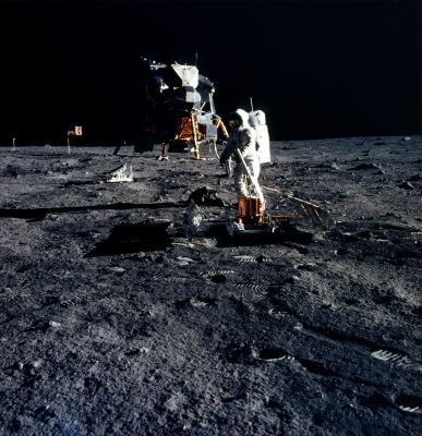 AS 11-40-5949 - Working around the LM (4) HR
L'Apollo Space Program è stato una pietra miliare nella Storia dell'Esplorazione Spaziale e, volenti o nolenti, sarà ricordato per millenni ed oltre. 
Qual'è lo scopo, ci siamo chiesti tante volte, di tutto questo scetticismo e di questa acredine verso i Protagonisti dei "Moon Days"?
E' ovvio che noi, come Lunar Explorer, non siamo in grado di dare una risposta a questa domanda, però possiamo fare delle ipotesi e poi lasciar decidere a Voi quale di queste sia la più o meno credibile. Ci ritorneremo!
Parole chiave: Footprints