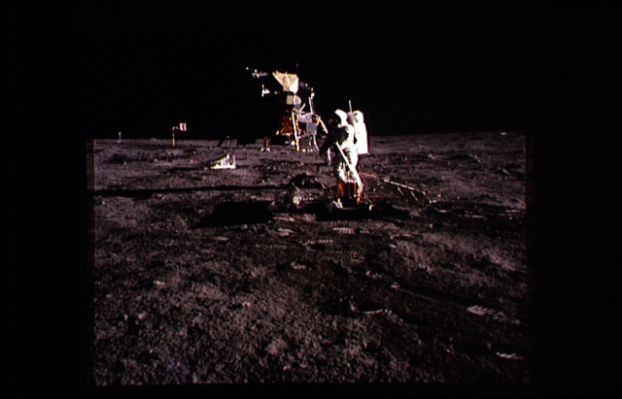 AS 11-40-5949 - Working around the LM (5)
Anche queste ultime immagini lasciano un pizzico perplessi per quanto attiene i giochi di luce e di prospettiva, ma ormai pensiamo di aver chiaramente esposto i termini del problema e le possibili interpretazioni. Alla fine, se si vuole, anche il decidere se queste immagini sono un tassello di storia o una terribile beffa, diventa una questione di "Fede".
Non nel senso religioso del termine, naturalmente.
Fede nel senso di "capacità di credere" che un ogni sogno dell'Uomo (come camminare sulla Luna!)...
Parole chiave: Footprints