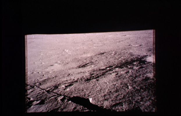 AS 11-40-5960 - A column?
Questo frame sembrerebbe raffigurare un "panorama ridondante" e invece, se guardate attentamente, c'è qualcosa che non va. 
Sull'estrema Sn dell'immagine, infatti, quasi a ridosso dell'orizzonte, si "intuisce" un qualcosa che sembra un'asta o una piccola colonna conficcata nel terreno. 
Per alcuni Ricercatori è un difetto dell'immagine; per altri un'antenna piantata dagli astronauti e già fotografata altre volte (ma da una distanza inferiore -  vedi AS 11-40-5948/9); per altri ancora è un "alien artifact".
Noi non diciamo ancora nulla ed aspettiamo il frame originale...
Parole chiave: Possible surface Anomaly