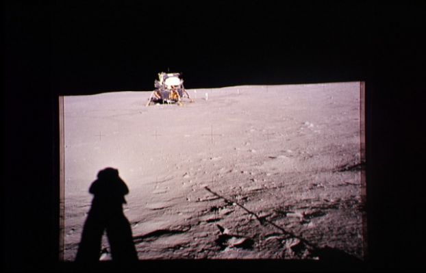 AS 11-40-5961 - The LM and the Hills in the distance (2)
...Si tratta della stessa immagine di cui sopra, in versione "unedited", con colori originali e non ad A.R. Da un certo punto di vista ci sembra un'immagine migliore della precedente, nonostante l'esistenza e la riscontrabilità di una sensibile sfuocatura (sul tema della "sfuocatura" di alcune - diremmo molte... - immagini Apollo parleremo più diffusamente in seguito, allorchè esamineremo alcuni interessanti frames in b/n).
Passiamo al frame successivo...
Parole chiave: Controversial