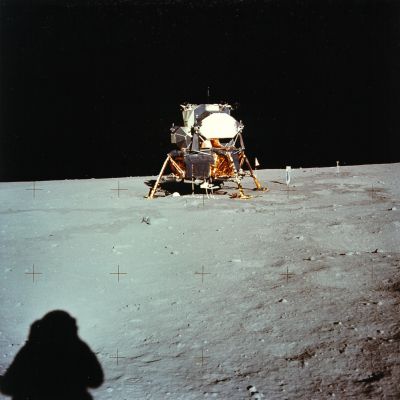 AS 11-40-5962 - Where did the Hills go? (1) HR
...L'astronauta adesso è decisamente avanzato: l'ombra dell'asta che aveva alla sua Dx è sparita. 
Il LM è sensibilmente più grande. 
Le attrezzature poste sulla Sn del LM si vedono molto bene.
Il problema sono le due colline in lontananza: dove sono andate a finire?
Se sovrapponete le immagini avrete l'impressione (forse veritiera e forse no) di un "taglio netto". Una vera e propria amputazione del fondale eseguita con precisione chirurgica.
Ma a che scopo, ci siamo domandati? Beh, gli scopi, a ben vedere, per fare un "lavoro" del genere ci sono e sono tantissimi: si può andare dal semplice tentativo (riuscito) di occultare qualcosa che NON si poteva (e non si può tuttora) far vedere alle "masse", alla solita teoria (trita, ritrita ed amplificata sino all'inversimile) secondo cui alcune fotografie (NON tutte, si badi!) della Serie Apollo, per motivi che ignoriamo, sono state "scattate in studio", sulla Terra. Insomma, quando chi dovrebbe parlare, non lo fa, ogni ipotesi diventa (purtroppo) ammissibile.
Parole chiave: Controversial