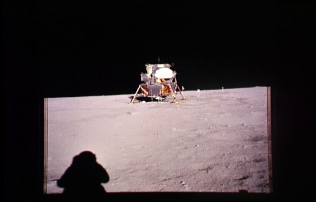 AS 11-40-5962 - Where did the Hills go? (2)
In ogni caso, se guardate l'immagine in oggetto con estrema attenzione ed usando un semplice programmino per l'elaborazione di fotografie digitali (tipo "Paint-Shop Pro" o altro simile), noterete che il frame è molto danneggiato (ci sono graffi, zone più chiare, zone più scure e, via-via, tanti altri difetti). 
Questo è forse segno che il frame è stato manipolato oppure che esso è, semplicemente, vecchio?
Ognuno pensi, anche a questo riguardo, quello che preferisce; la spiegazione che è stata data a noi per questo curioso "effetto taglio" è la solita e ne abbiamo già parlato in precedenza. Circa i "danni" al frame, dobbiamo dire che quasi tutti i frame originali della Serie Apollo presentano pesanti "segni del tempo".
Voi cosa ne pensate?
Parole chiave: Controversial