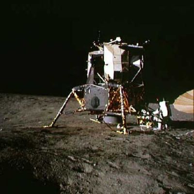 AS 12-46-6749 - The Lunar Module (LM)
Come già si era avuta occasione di dire commentando le immagini dell'Apollo 11, anche ora, per Moon Mission n. 2 (definita dagli organi di comunicazione - Americani e non - in una maniera, secondo noi, addirittura offensiva (e cioè "una semplice missione di routine"!!!), le foto controverse si sprecano. 
Ecco, tanto per iniziare, un'immagine del LM al di sotto del quale può solo intuirsi la traccia di una bruciatura mentre non sembra essere visibile alcun cratere provocato dall'azionamento dei retrorazzi.
Parole chiave: LM