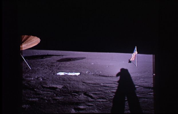 AS 12-46-6751 - Antenna, Flag and Shadows
In questo frame, a parere di molti Esperti di fotografia, ci troviamo dinanzi ad una serie di "ombre impossibili" - ossìa "eccessivamente convergenti" - le quali dimostrerebbero l'origine non naturale del paesaggio ripreso. Costoro, infatti, pensano che la particolare configurazione assunta dalle ombre in questa imagine sia il risultato di una illuminazione, si, omogenea, ma del tutto artificiale e realizzata in studio. 
Tecnicamente si tratterebbe di un sistema di luci collocate in posizione...
Parole chiave: Postcards from the Moon