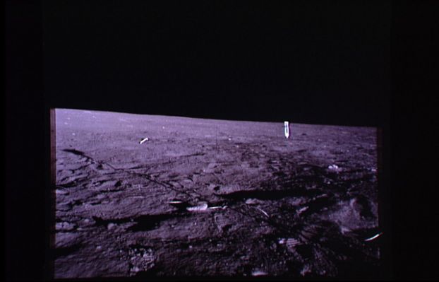 AS 12-46-6754 - The Working Area
...sembrano "esageratamente" convergenti. Noi crediamo, però, che un simile risultato visivo sia anche possibile ottenerlo impiegando un obbiettivo di tipo grandangolare di media portata il quale, senza provocare "distorsioni" dell'immagine (in particolare sui lati corti del panorama ripreso), può effettivamente esaltare gli "effetti di convergenza" delle ombre lunghe verso il cosiddetto "punto di fuga".
La teoria dello "studio fotografico con luci ad anfiteatro" ci sembra intrigante ma, forse, eccessiva. 
Parole chiave: Postcards from the Moon