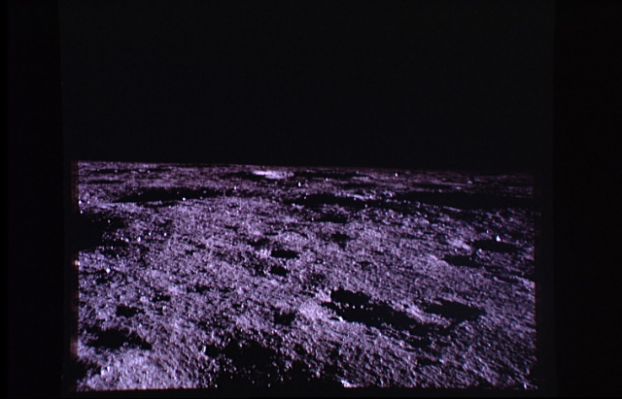 AS 12-46-6759 - Moon Panorama (1)
Ancora più eccessiva, a ben vedere, della stessa convergenza di ombre che abbiamo tentato di spiegare.
Una cosa che, invece, appare abbastanza chiara in questo frame (come in quasi tutti quelli che seguiranno, formando un Moon Panorama a 360°) è il senso di apparente "brevità" dell'orizzonte. Avevamo già parlato di questo effetto durante alcuni commenti a molte immagini Apollo 11 (che davano questa sensazione di "orizzonte corto") e crediamo che valga la pena riprenderlo. 
Si tratta, a nostro parere,...
Parole chiave: Moonscapes