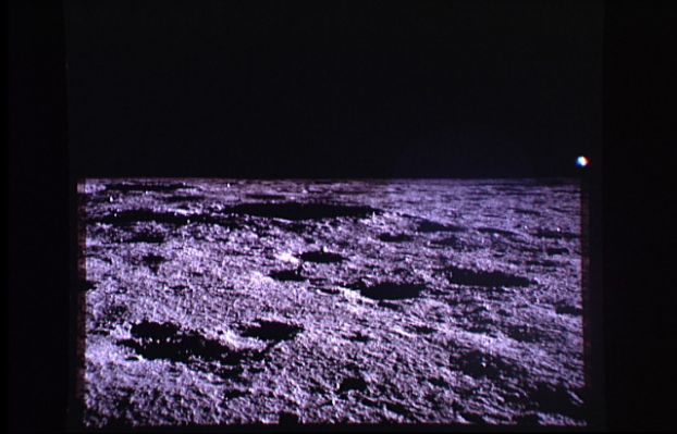 AS 12-46-6760 - Moon Panorama (2)
...di una combinazione ottica fra il punto di vista (e cioè la "posizione fisica") dell'astronauta che riprende l'immagine (che deve essere un punto relativamente "basso" - p.e.: un leggero avvallamento del terreno o il fondo di un cratere) e la conformazione effettiva dell'orizzonte più prossimo (il quale, dunque, in relazione all'astronauta stesso ed all'orizzonte lontano, si verrebbe a collocare in una posizione più elevata rispetto ad entrambi, "accorciando", da un lato, la capacità di "visione...
Parole chiave: Moonscapes