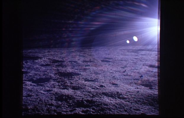AS 12-46-6761 - Moon Panorama (3)
...profonda" della fotocamera e "nascondendo", dall'altro, l'orizzonte più lontano. Graficamente diremmo che l'astronauta scatta da un punto basso dell'orizzonte verso un punto più alto dell'orizzonte stesso il quale è posto ad una distanza relativamente breve dal  punto di ripresa e "separa", di fatto (ed anche visivamente), l'astronauta stesso dal "campo lungo" (cioè il suo "orizzonte più lontano"). Sembra una situazione difficile da crearsi ma, credeteci, non lo è affatto, nè sulla Luna, nè sulla Terra.
Parole chiave: Moonscapes