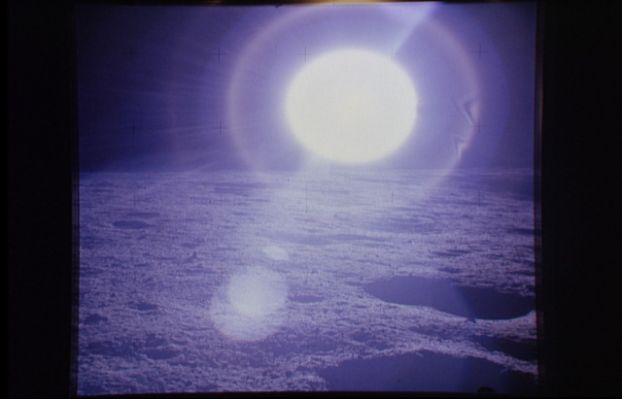 AS 12-46-6762 - Moon Panorama (4) - Up-Sun
Una bellissima immagine del Sole, ancora molto basso sull'orizzonte Lunare. La qualità del dettaglio del terreno che questo tipo di illuminazione consente di ottenere è davvero elevatissima. Nella versione uncompressed di questa immagine (come di altre simili) si ha la sensazione che, volendo, si potrebbe davvero "contare i grani di polvere" presenti sulla superficie della Luna. Molto suggestivi sono anche i due crateri che vediamo posti a Dx dell'Osservatore e che anticipano la visione del grande...
Parole chiave: Postcards from the Moon