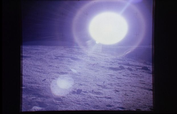 AS 12-46-6766 - Moon Panorama (7) - Up-Sun - Surveyor Crater
Da non dimenticare neppure la circostanza, decisamente più triste e sgradevole, per cui Alan LaVerne Bean avrebbe anche sofferto, una volta ritornato a Terra e per un lungo periodo di tempo, di un grave esaurimento nervoso durante il quale, lui stesso ci racconta, gli capitava, specie in sogno di "...rivivere esperienze distorte della mia permanenza sulla Luna...". 
Praticamente incubi che, in qualche modo, avevano direttamente a che fare con l'esperienza da lui vissuta.

Parole chiave: Postcards from the Moon