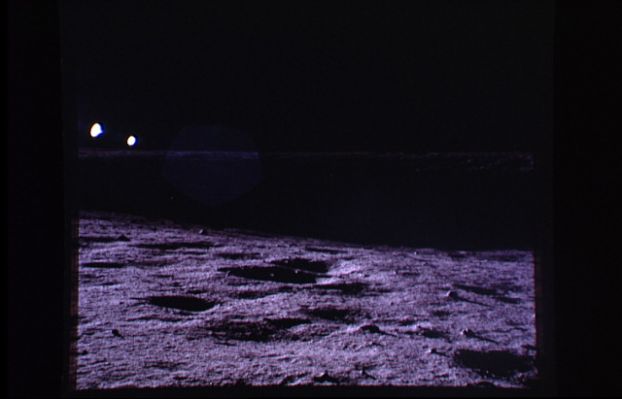 AS 12-46-6769 - Moon Panorama (9)
In questa foto: il Surveyor Crater immerso nell'oscurità e due residui riflessi prismatici (visibili a Sn dell'Osservatore) che ci rammentano la posizione del Sole nascente. 
Molto suggestiva la visione - in campo lungo - del bordo esterno del Surveyor Crater, debolmente illuminato dai raggi del Sole.
Parole chiave: Postcards from the Moon