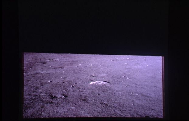 AS 12-46-6774 - Moon Panorama (10)
Prosecuzione della panoramica a 360°. Un dettaglio della superficie Lunare che non pare dirci granchè, a che anticipa di poco una nuova serie di scatti (relativi al Modulo Lunare) davvero controversi.
Parole chiave: Postcards from the Moon