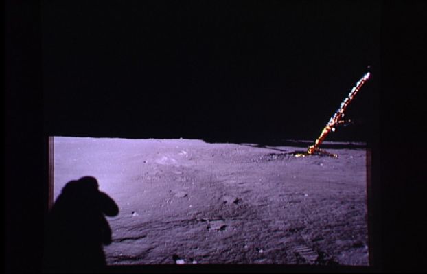 AS 12-46-6776 - The Lunar Module without shadow and horizon (1)
Come avrete capito la nostra interpretazione degli "Apollo Days" è in assoluto favore della genuinità della missione: nessuno studio fotografico, nessun effetto speciale e nessun trucco. Certo è, però, che questa prima immagine già lascia parecchio da pensare in relazione al suo contenuto. Spieghiamoci e ripetiamoci ancora, a scanso di equivoci: noi siamo certi al 100% che sulla Luna ci siamo stati, così come siamo (abbastanza) certi che molte immagini, per motivi a noi ignoti (ma che possiamo intuire),...
Parole chiave: Controversial