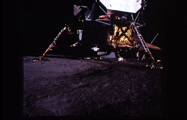 AS 12-46-6777 - The Lunar Module without shadow and horizon (2)
siano state manipolate. 
Osservate attentamente le "zampe" del Modulo Lunare e confrontate questo frame, il precedente ed il successivo con il frame AS 12-46-6749: anche se gli angoli di ripresa sono molto diversi (e non c'è dubbio su questo), a noi non sembra proprio che il LM si trovi sul margine di un dosso il che, come abbiamo già visto in precedenza, potrebbe giustificare, considerato il punto di vista dell'astronauta che riprende, il "taglio" dell'orizzonte e dell'ombra. 
Parole chiave: Controversial