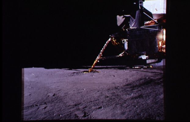 AS 12-46-6778 - The Lunar Module without shadow and horizon (4)
In questo caso l'"amputazione" del paesaggio che si stende dietro al LM potremmo spiegarla solo ipotizzando che Conrad si sia "inginocchiato" o, magari, calato in un cratere e quindi abbia scattato da un'altezza davvero minima rispetto alla superficie. 
Non è certo una scoperta il fatto che una ripresa fotografica effettuata "dal basso" stravolge, anche in condizioni "normali", l'apparenza e le dimensioni dei corpi inquadrati ma questa immagine, però, non ci convince in assoluto.

Voi cosa ne pensate?
Parole chiave: Controversial