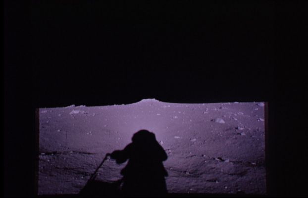 AS 12-46-6793 - A very strange mound (1)
Una prima immagine di una possibile struttura superficiale "anomala". Perchè "anomala"? Per la (quantomeno apparente) esistenza di simmetrie bilaterali, decisamente chiare in questa immagine scattata da una distanza di circa 20/25 metri (forse anche qualcosa di più...) dal target. Un lato della "collinetta" appare leggermente più liscio dell'altro. Ma siamo ancora troppo lontani per avanzare ipotesi. Avviciniamoci ancora un poco...
Parole chiave: Controversial - Anomalous Surface Structure