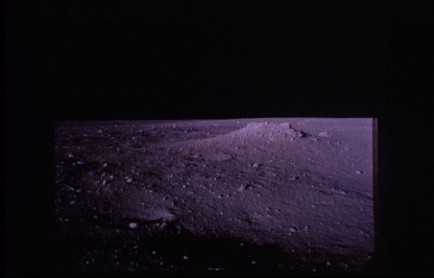 AS 12-46-6794 - A very strange mound (2)
...adesso siamo a circa 7 metri dal target. Da questo angolo visuale, la struttura che ci troviamo davanti non sembra davvero un'opera della Natura: la simmetria esistente fra i due lati corti di questa sorta di tumulo di pietra sembra evidente e tale configurazione non deve essere sfuggita neppure ai due astronauti (Bean e Conrad) i quali, dopo essersi ulteriormente avvicinati, scatteranno - da svariati angoli visuali e da diverse distanze - un numero davvero elevato di fotografie... 
Parole chiave: Anomalous Surface Structure