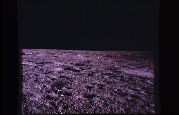 AS 12-46-6801 - Strange Colors on the Moon? (1)
...una stranissima configurazione del suolo (che ha colpito ed interessato anche gli astronauti), ma che questo "tumulo" possa effettivamente essere opera delle "mani" di qualcuno, in tutta onestà, ci pare davvero azzardato asserirlo (almeno in questo momento ed in difetto di ulteriori e più chiari indizi). Ci ritorneremo ancora in seguito. Passiamo ora ad osservare alcune immagini della superficie della Luna che sembrano far intuire l'esistenza di zone "colorate", frammiste al grigio/viola del panorama...
Parole chiave: Controversial