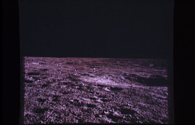 AS 12-46-6802 - Strange Colors on the Moon? (2)
...di fondo. Si tratta di una serie di immagini che, pur se leggermente sfuocate, ci fanno notare un colorito davvero curioso di una parte dell'orizzonte Lunare. Se osservate, infatti, appena sulla Sn della foto, in secondo/terzo piano e quasi a ridosso dell'orizzonte, dovreste notare (senza necessità di operare elaborazioni fotografiche) che il colore della superficie "appare" leggermente rossastro o, comunque, di un colore decisamente più acceso del grigio/viola dominante. Ci siamo ovviamente chiesti,...
Parole chiave: Controversial