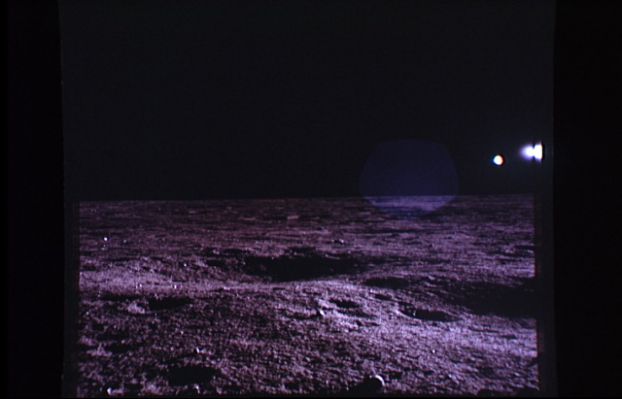 AS 12-46-6803 - Strange Colors on the Moon? (3)
...in prima battuta, se non si potesse trattare di un effetto conseguente all'invecchiamento della pellicola. Può essere, certo, ma l'invecchiamento di pellicole di questo tipo - ci è stato detto da fonte attendibile - comporta, in primo luogo, una modifica cromatica omogenea ed uniforme di TUTTO il frame (e NON di una sola porzione di esso). In secondo luogo, poi, il colore che tende a diventare dominante sull'interezza dell'immagine, è una sorta di rosa/fucsia, molto diverso dal colore che "illumina",...
Parole chiave: Controversial