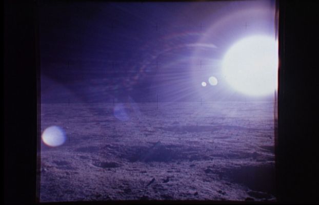 AS 12-46-6804 - Up-Sun
..., nel frame AS 12-46-6803, una parte dell'orizzonte Lunare. Che dire? Gli elementi che ci fanno propendere verso la tesi del "colore anomalo naturale" della Luna (non causato, quindi, da un semplice invecchiamento della pellicola), vengono dati, ancora una volta, dall'astronauta Alan Bean il quale, nella sua raccolta di "visioni artistiche della Luna" ("APOLLO"), dipinge l'orizzonte Lunare in toni multicolori (e MAI grigio/viola o color cenere), proprio come sembra intuirsi da queste immagini. Che dire?
Parole chiave: Postcards from the Moon